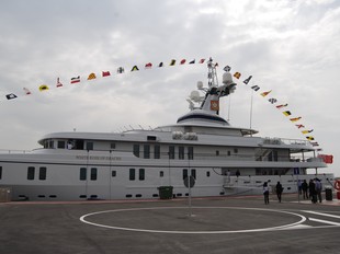 Un dels primers iots de luxe en visitar la nova marina per a gran eslora, al moll de ponent de Vilanova i la Geltrú.  L.M