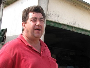 Jordi Reixach, el pagès a qui van robar el tractor, ensenya on el tenia guardat. /  ACN