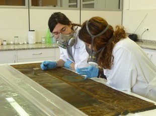 Maria Mauri i Lluïsa Gener provant diversos productes de neteja per restaurar el tapís d'Antonio Cerveto dedicat a la Mare de Déu de la Cinta.  R.ROYO