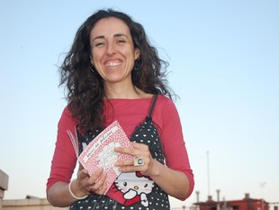 Mari Tarragó, amb el llibre
			Bocins de felicitat.  S. FILELLA