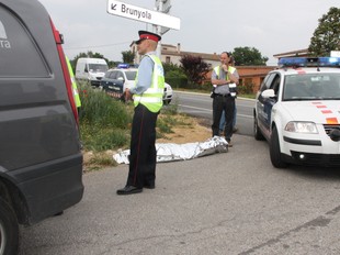 Els Mossos al lloc de l'accident, amb el cos de la víctima tapat.  TÀNIA TÀPIA/ ACN