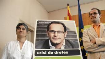 D'esquerra a dreta, Francesc Homs ahir presentant el cartell de CiU i els candidats Oriol Junqueras (ERC) i Raül Romeva (ICV-EUiA), amb els seus eslògans.  ACN