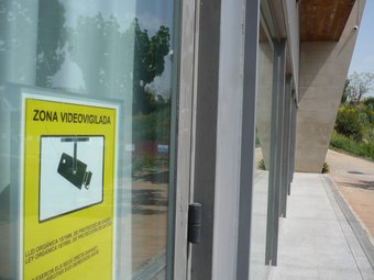 Una de les càmeres , a dalt a la dreta, instal·lades a l'exterior de la biblioteca. J.G.N