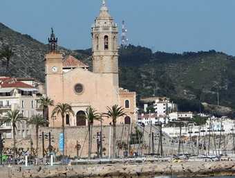 El passeig marítim de Sitges, amb l'església al fons.  ORIOL DURAN