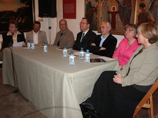 En la presentació hi eren els autors del llibre, Sofia Mata i Jordi Paris, i també representants municipals. e.m.