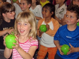 Els escolars del CEIP Sant Jordi de l'Ametlla de Mar amb les carmanyoles de fruita.  ACN