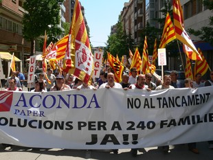 La plantilla d'Aconda es va manifestar ahir al matí per la ciutat de Girona.  ANNA PUIG