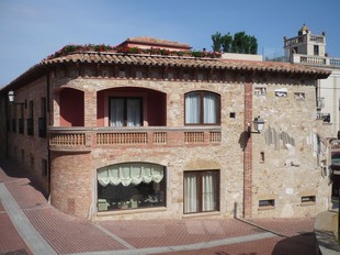 Façana del Sa Calma Hotel, que es troba dins el nucli urbà de  A.V