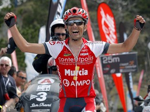 Julián Sánchez celebra la seva primera victòria com a professional. TONI ALBIR / EFE