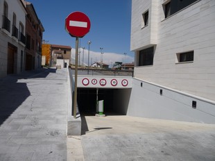La rampa d'entrada i sortida de l'aparcament subterrani, que el manté inactiu.  M.C.B