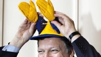 El president de la Comissió Europea, José Manuel Durão Barroso, amb la seva «gorra de l'afició», un símbol del premi «Europeu de l'Any» que va rebre a Dinamarca. EFE