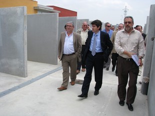 El president del Consell Comarcal del Segrià, Ricard Pons, l'alcalde d'Alcanó, Sebastià Ricart, i altres alcaldes de la comarca, durant la visita al centre d'acollida d´animals d'Alcanó.