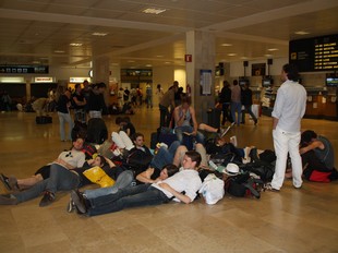 Gent estirada a terra per la cancel·lació dels vols a l'aeroport de Girona, ahir al matí.  ACN