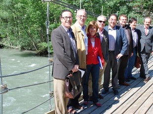 Els representants de la Comissió de Turisme de la Diputació de Lleida visitant el nou pont penjat de Rialp