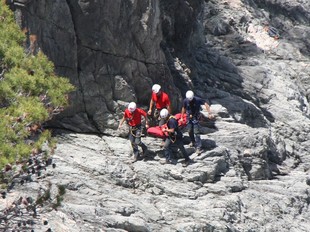 Els rescatadors treuen el cos de la nena de les roques.  XAVIER PI / ACN