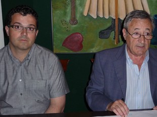 Masdeu, a l'esquerra, i Carrera, a la dreta, explicant dilluns els canvis de líder del'IUP.  A.M