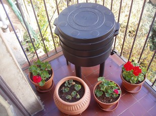 Un dels compostadors més petits per instal·lar en balcons que distribueix Sant Cugat.