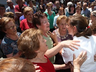 Mariona Bosch, al mig, reb emocionada les mostres de solidaritat dels veïns de Bàscara i de pobles de la rodalies. LLUÍS SERRAT