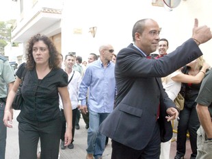 Figueiredo (amb el braç aixecat) i Huerta després de la moció de censura del 2007. /  J.F