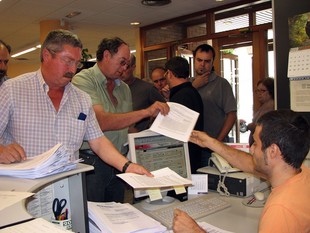 Dirigents d'UP entregant les al·legacions, aquest matí a les oficines de Medi Ambient a Lleida.  ACN