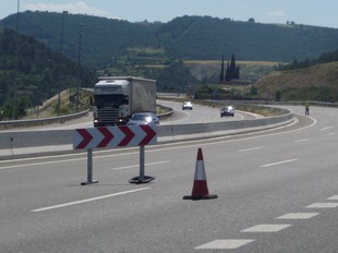 El tall de l'autovia A2 al terme de Montmaneu, ahir al migdia.  D.M