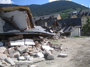 La demolició de l'antiga caserna militar s'ha dut a terme aquest dilluns al matí.