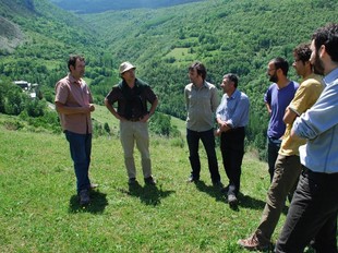 Miquel Rafa, director de l´àrea de medi ambient de l'Obra Social de Caixa Catalunya, amb responsables del Parc Natural i ramaders en un dels prats de dall a conservar