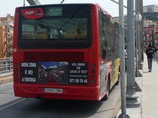 Els promotors de la zona lúdica han fet una campanya publicitària als autobusos urbans de Tortosa. G.M