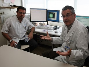 Els doctors Sans i Sanmartí en un despatx a l'Hospital Sant Joan de Déu.  ORIOL DURAN