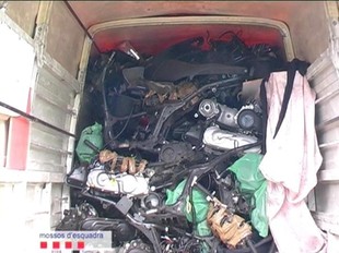 Una de les furgonetes recuperades, plena de peces de moto. CME