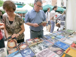 Uns visitants comprant llibres M.M