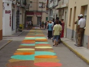 Un dels carrers engalanats, en aquest cas, amb motius geomètrics.  PDF