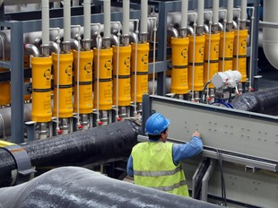 Edificis de filtratge i dessalinització de la planta en proves i aigua potable produïda a la planta pilot.  ORIOL DURAN