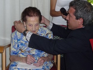 González posa la medalla centenària a Maria Bigordà.  M.A.L