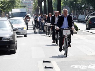 Navarro circula amb bicicleta seguit pels regidors, ahir, pel nou carril a l'avinguda Abat Marcet.  M.A.L