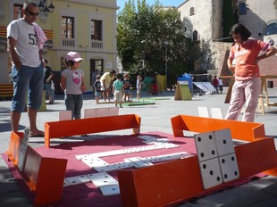 Nens jugant a la plaça de la vila, en la festa de l'any passat.