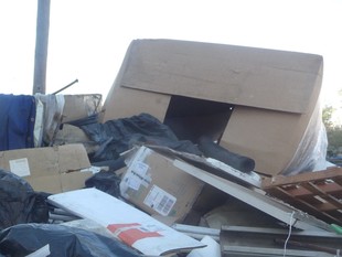 Residus abocats al costat de la via del tren, a prop del port de Badalona, ahir.  S.M