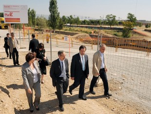 El delegat del govern de l'Estat espanyol a Catalunya, Joan Rangel, acompanyat per l'alcalde de Granollers, Josep Mayoral, durant la visita a un dels projectes finançats pel FEIL a la ciutat vallesana.