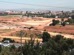 El centre comercial s'ubicarà al solar del parc empresarial on ara s'aprecia un monticle de terra, a tocar de la C-58 i Badia del Vallès.  E.A