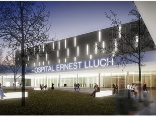 Dalt, imatge virtual de la façana del nou hospital. A baix, protesta del veïns de les Fontetes.