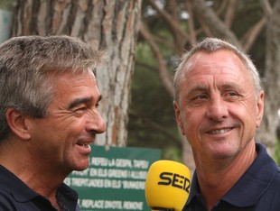 Carles Francino, Johann Cruyff i Jordi Martí, ahir al camp de golf de la Platja de Pals. LLUÍS SERRAT