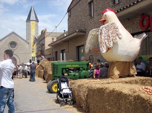 Una gallina gegant dóna la benvinguda a la Fira de l'Ou de Sant Guim de Freixenet