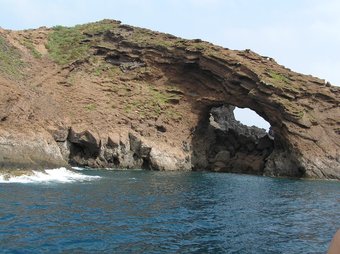 Imatge de la Foradada, un dels illots dels Columbrets./  EL PUNT