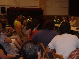Els treballadors es van reunir ahir en assemblea per consensuar accions. /  EL PUNT