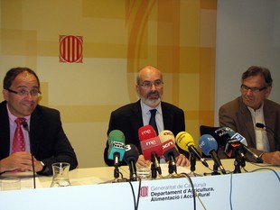 El director dels serveis territorials del DAR a Lleida, Joan Gòdia, el secretari general del DAR, Xavier Castella, i el responsable de la Unitat, Àngel Mozota, durant la roda de premsa de presentació.