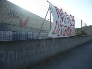 Els treballadors han penjat pancartes contra l'expedient a l'entorn de la fàbrica.  E. FERRAN