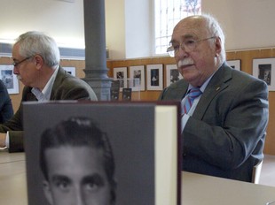 Xavier Amorós, fotografiat amb el llibre el 22 d'abril passat.  JUDIT FERNÁNDEZ