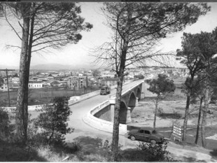 Foto de l'Arxiu Municipal de Montmeló del pont sobre el Besòs a la dècada de 1960.