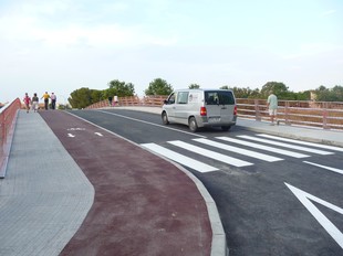 El pont té dos carrils per als vehicles, i un carril bici.  M.L