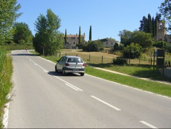 La carretera de circumval·lació de l'estany a l'alçada de Santa Maria de Porqueres, en una imatge d'arxiu. R. E